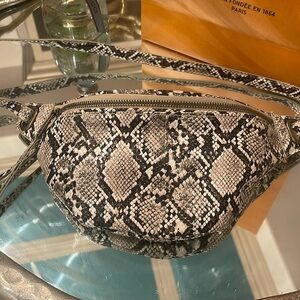 Cute stylist cross body